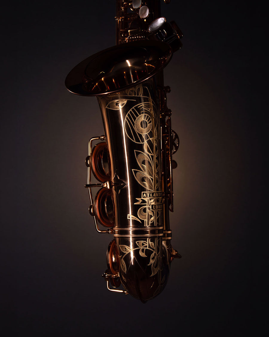 The Duke Alto 温润的黄铜与雕花喇叭口
